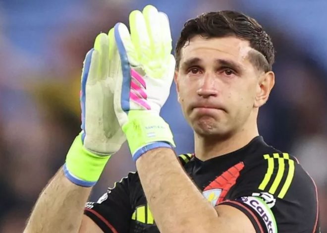 Poor Emiliano Martinez, waiting for Manchester United’s phone all day!