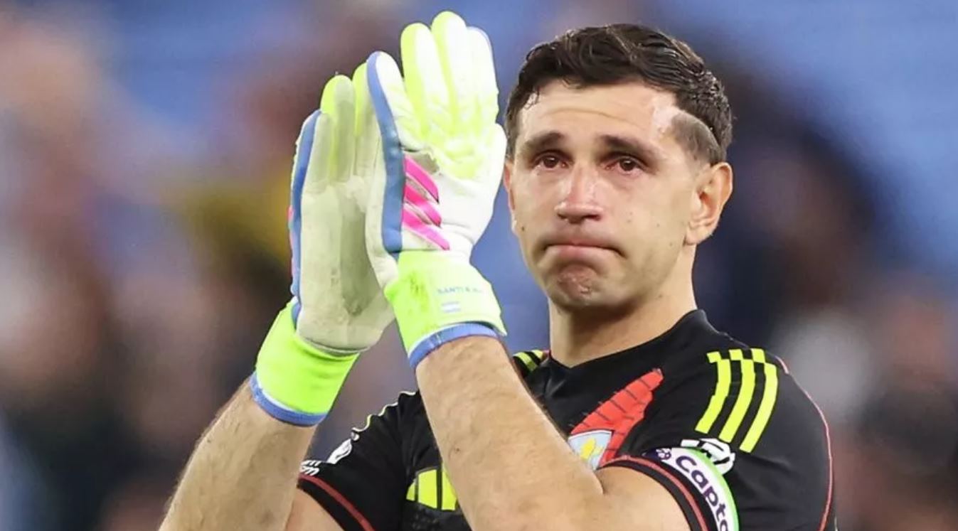 Poor Emiliano Martinez, waiting for Manchester United’s phone all day!