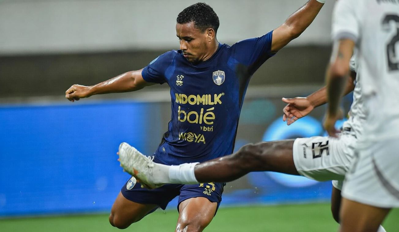 VAR, disallowed goals and strange goals mark Arema’s victory at Persita headquarters